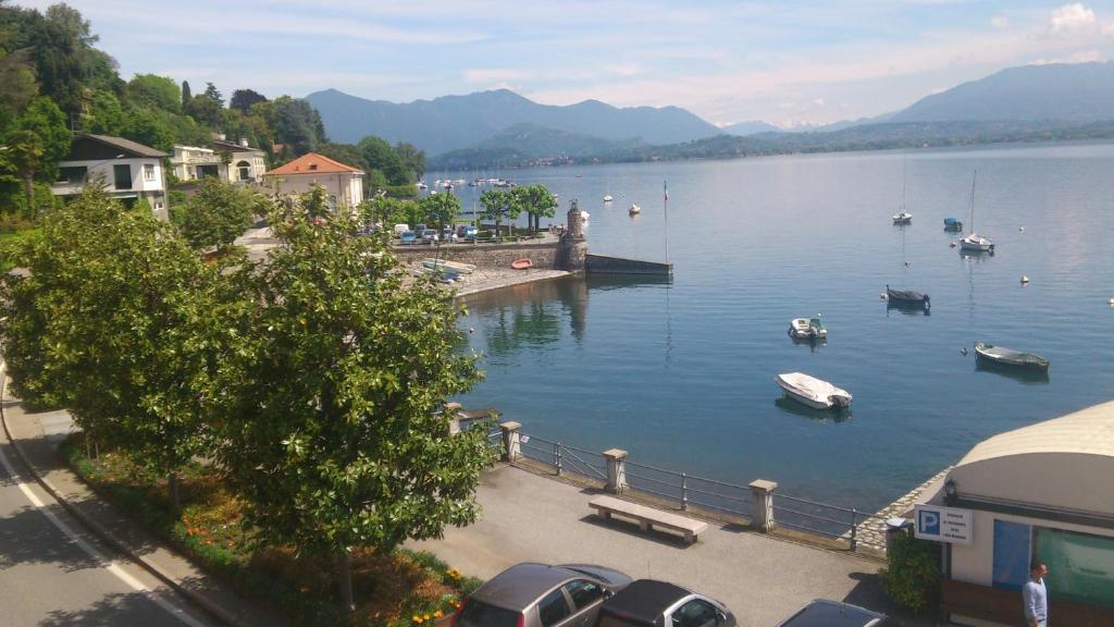 Lago Maggiore Lesa Buitenkant foto